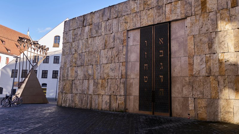 Heute das Herz des jüdischen Lebens in München: Die Hauptsynagoge Ohel Jakob auf dem St. Jakob-Platz mitten in der Landeshauptstadt. | Bild: picture alliance / SZ Photo | Manfred Neubauer Heute das Herz des jüdischen Lebens in München: Die Hauptsynagoge Ohel Jakob auf dem St. Jakob-Platz mitten in der Landeshauptstadt.