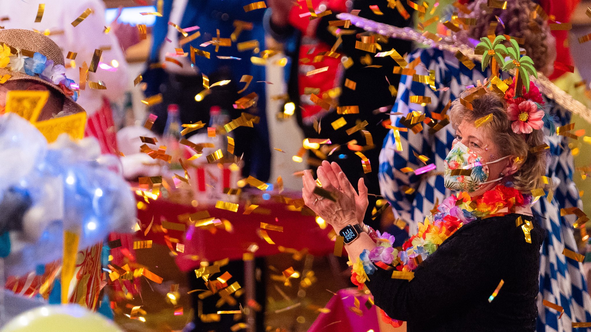 Zuschauerin applaudiert beim Finale der Aufzeichnung der Sendung "Fastnacht in Franken 2022".