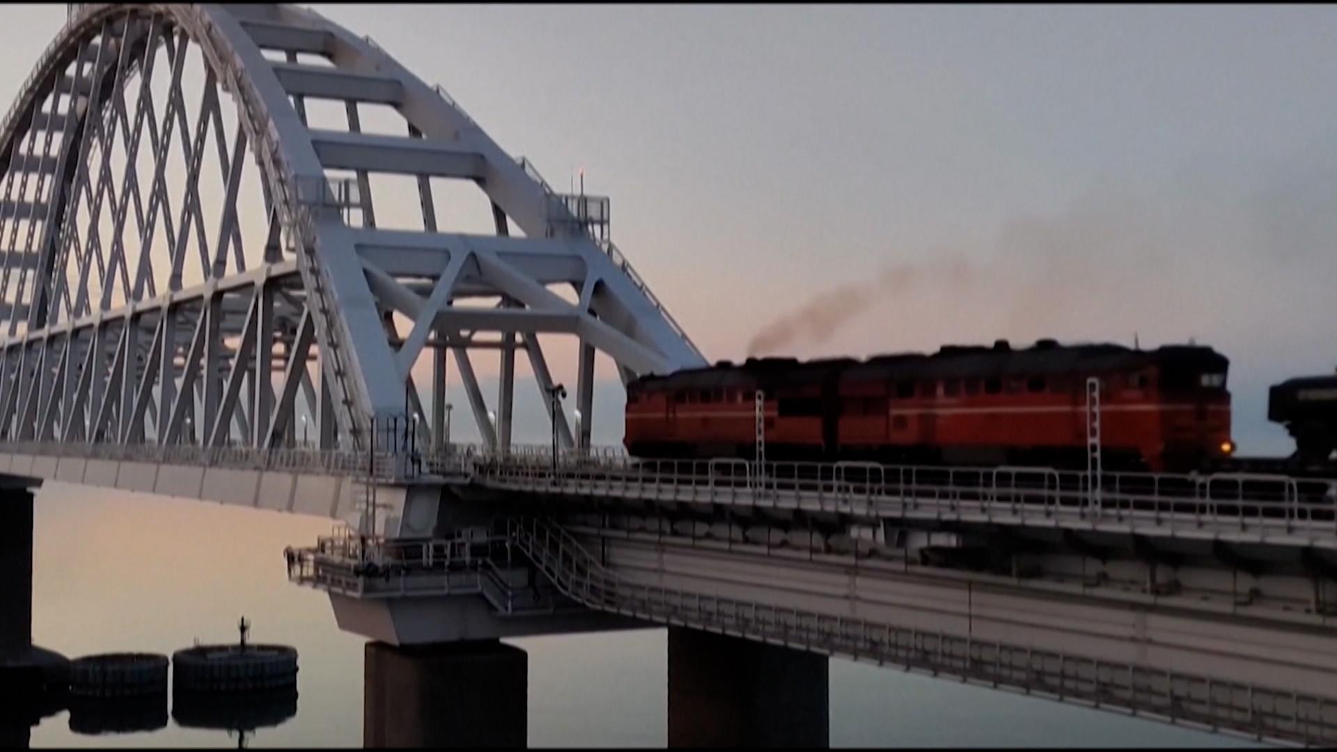 Zug fährt über die Kertsch-Brücke