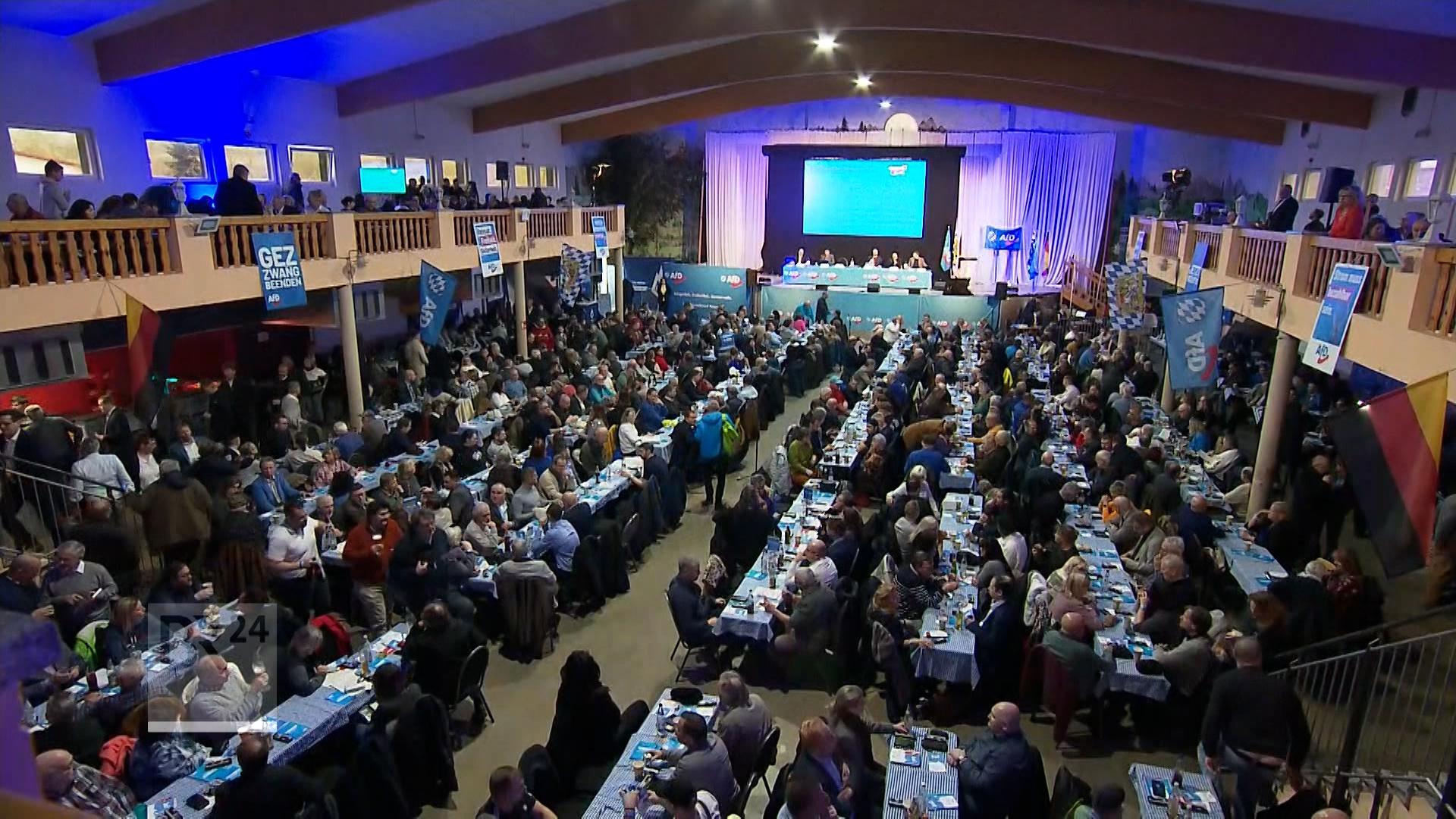 Der Chef der bayrischen AfD, Stephan Protschka, wurde heute in einer Kampfkandidatur in seinem Amt bestätigt.
