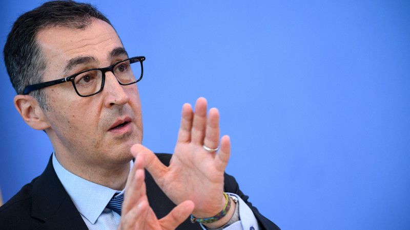 Cem Özdemir (Bündnis 90/Die Grünen), Bundesminister für Ernährung und Landwirtschaft | Bild: dpa-Bildfunk/Bernd von Jutrczenka Cem Özdemir (Bündnis 90/Die Grünen), Bundesminister für Ernährung und Landwirtschaft