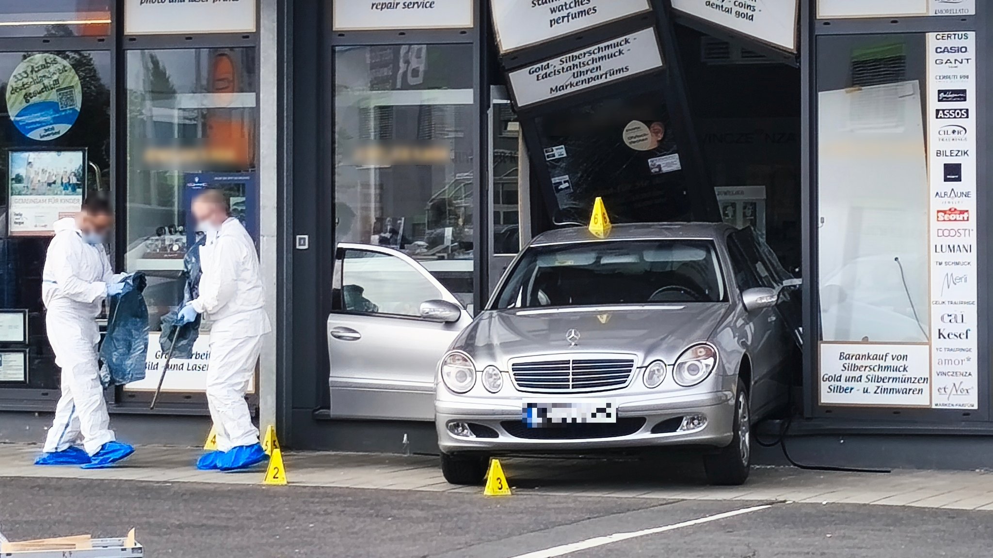 Spektakulärer Einbruch bei Juwelier: Mit Auto ins Schaufenster