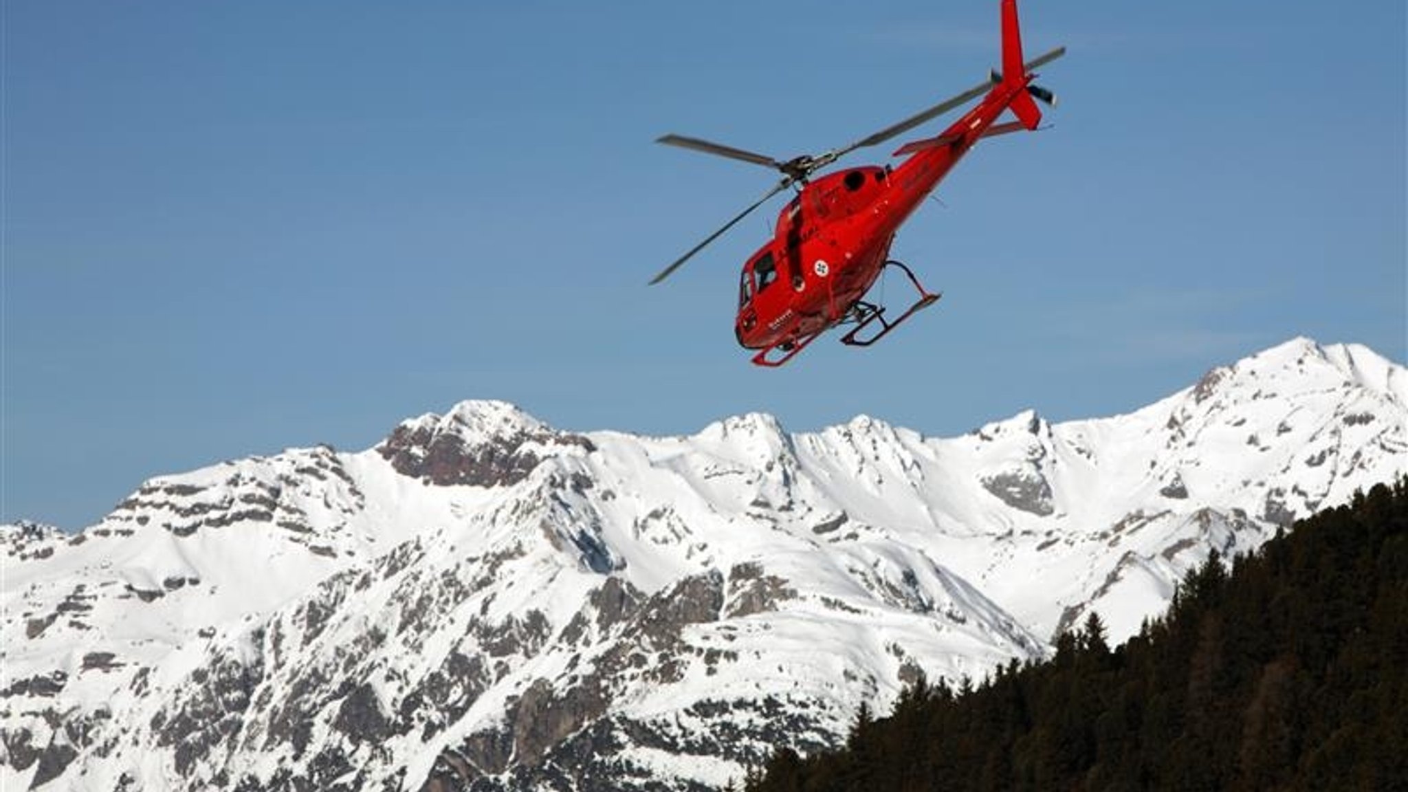 Mädchen stürzt von Skipiste in Graben – stundenlange Suche