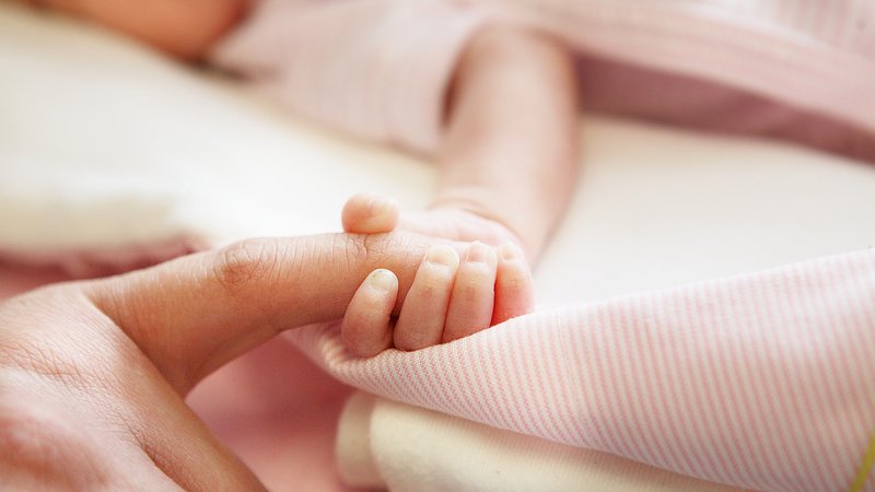 Neugeborenes Baby, dessen Hand gehalten wird | Bild: picture alliance / Zoonar | Svetlana Neugeborenes Baby, dessen Hand gehalten wird