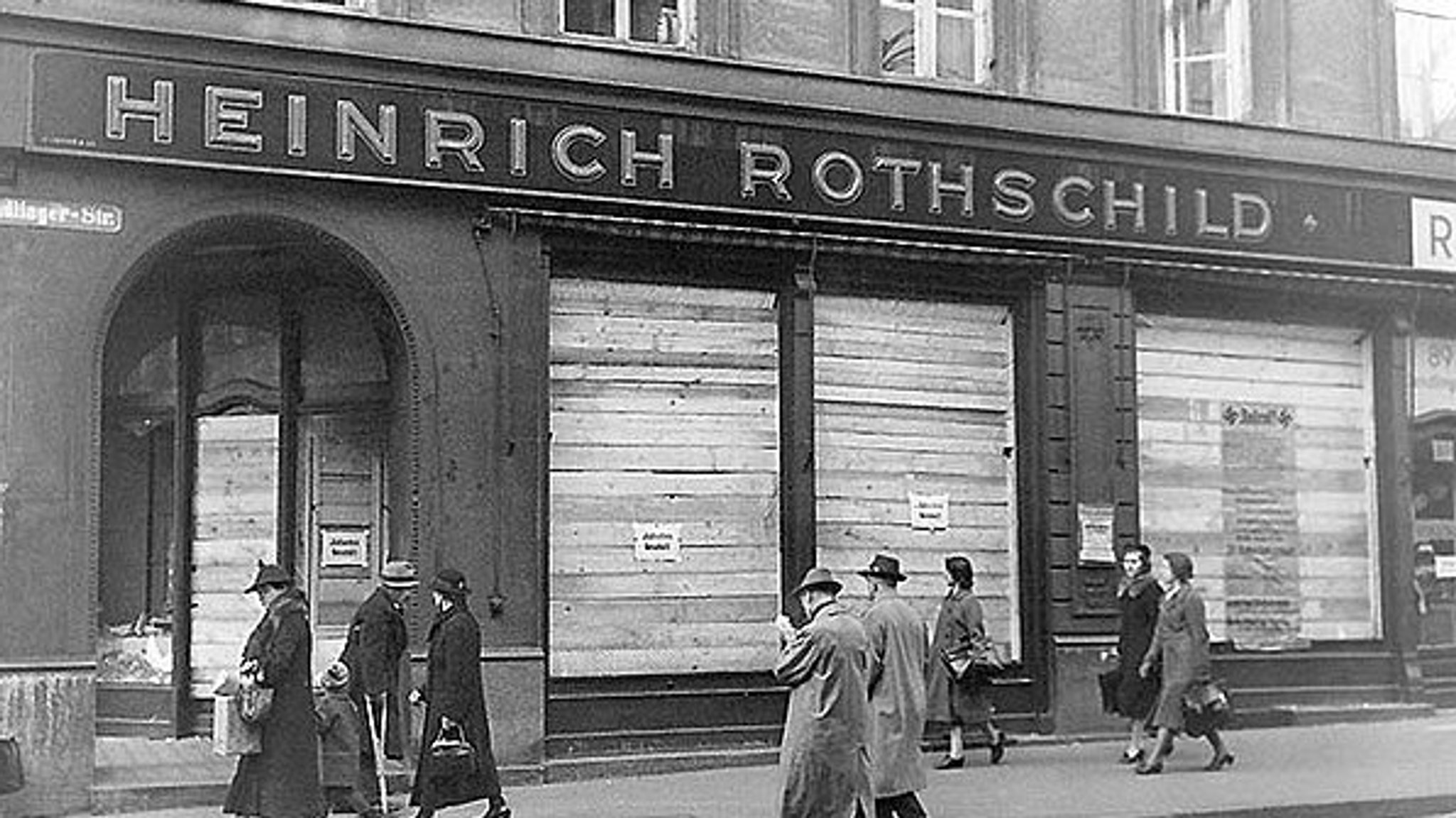 Das Hut- und Putzgeschäft der Familie Rothschild in der Sendlingerstraße in München. Es wurde bei der  Pogromnacht im November 1938 zerstört.