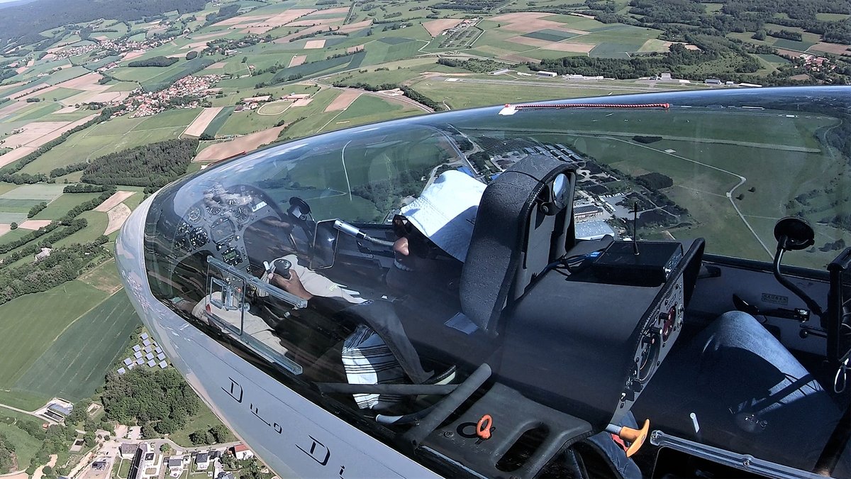 Pilotin Manisha Große Verspohl sitzt in ihrem Segelflugzeug der Doppelsitzerklasse.