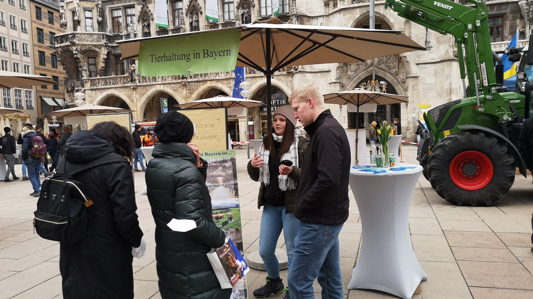 Auf dem Marienplatz über Landwirtschaft diskutieren - dafür standen heute junge Menschen aus der Praxis für Rückfragen breit.