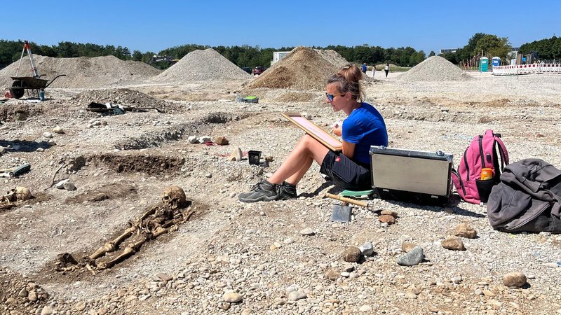 Skelett-Fund in der mittelalterlichen Siedlung in der Fröttmaninger Heide | Bild: BR/Manuel Rauch Skelett-Fund in der mittelalterlichen Siedlung in der Fröttmaninger Heide