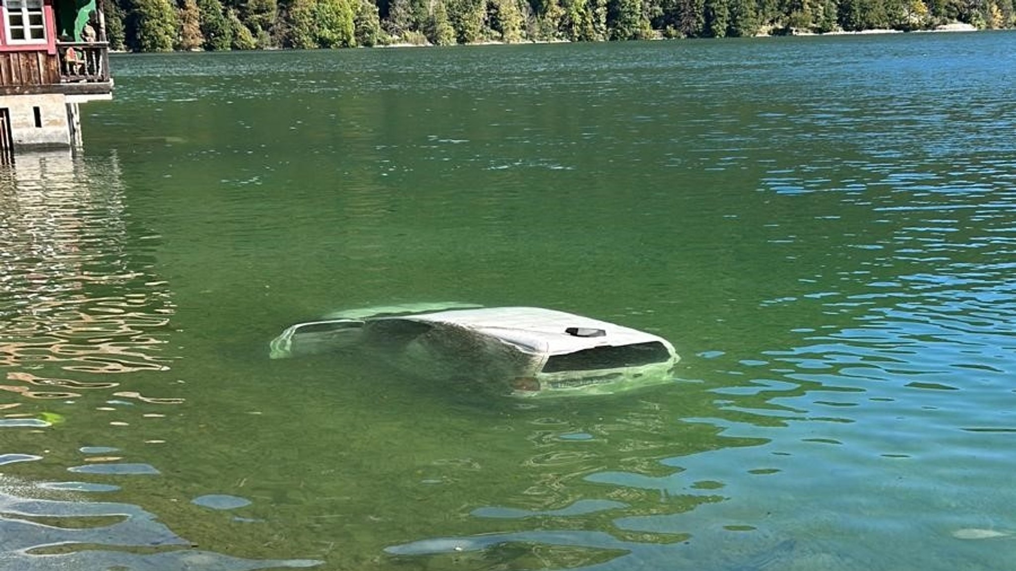 Das versunkene Auto im Walchensee.