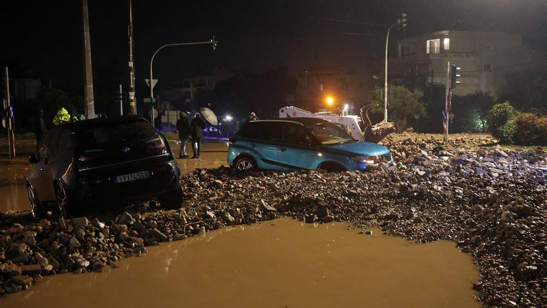 Tote durch Sturm und Regen in Griechenland. | Bild: REUTERS/Louisa Gouliamaki Tote durch Sturm und Regen in Griechenland.