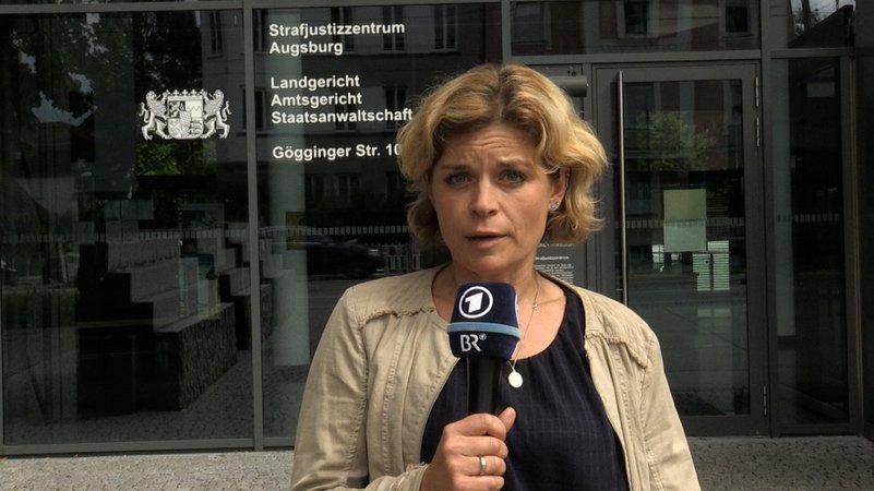 BR-Korrespondentin Judith Zacher steht vor dem Amtsgericht Augsburg 