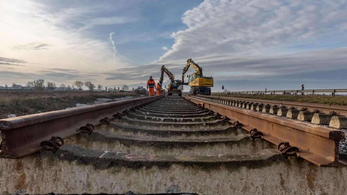 Ein provisorisches Gleisbett wird eingerichtet. (Symbolbild)