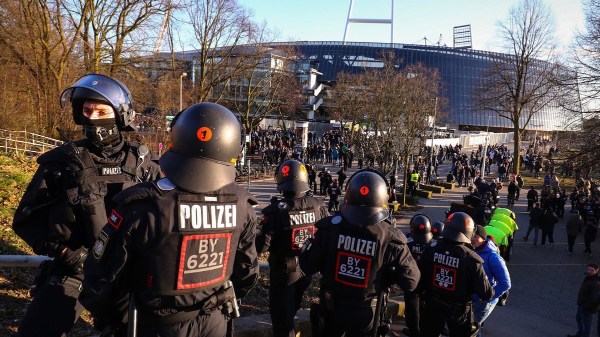 Die Bayerische Bereitschaftspolizei vor einem Fußballstadion