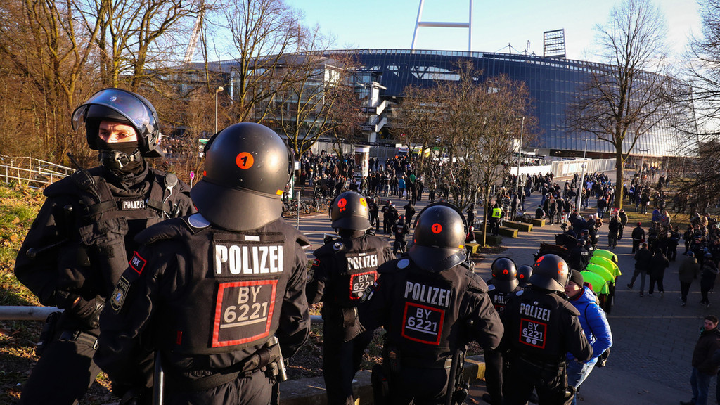 Die Bayerische Bereitschaftspolizei vor einem Fußballstadion
