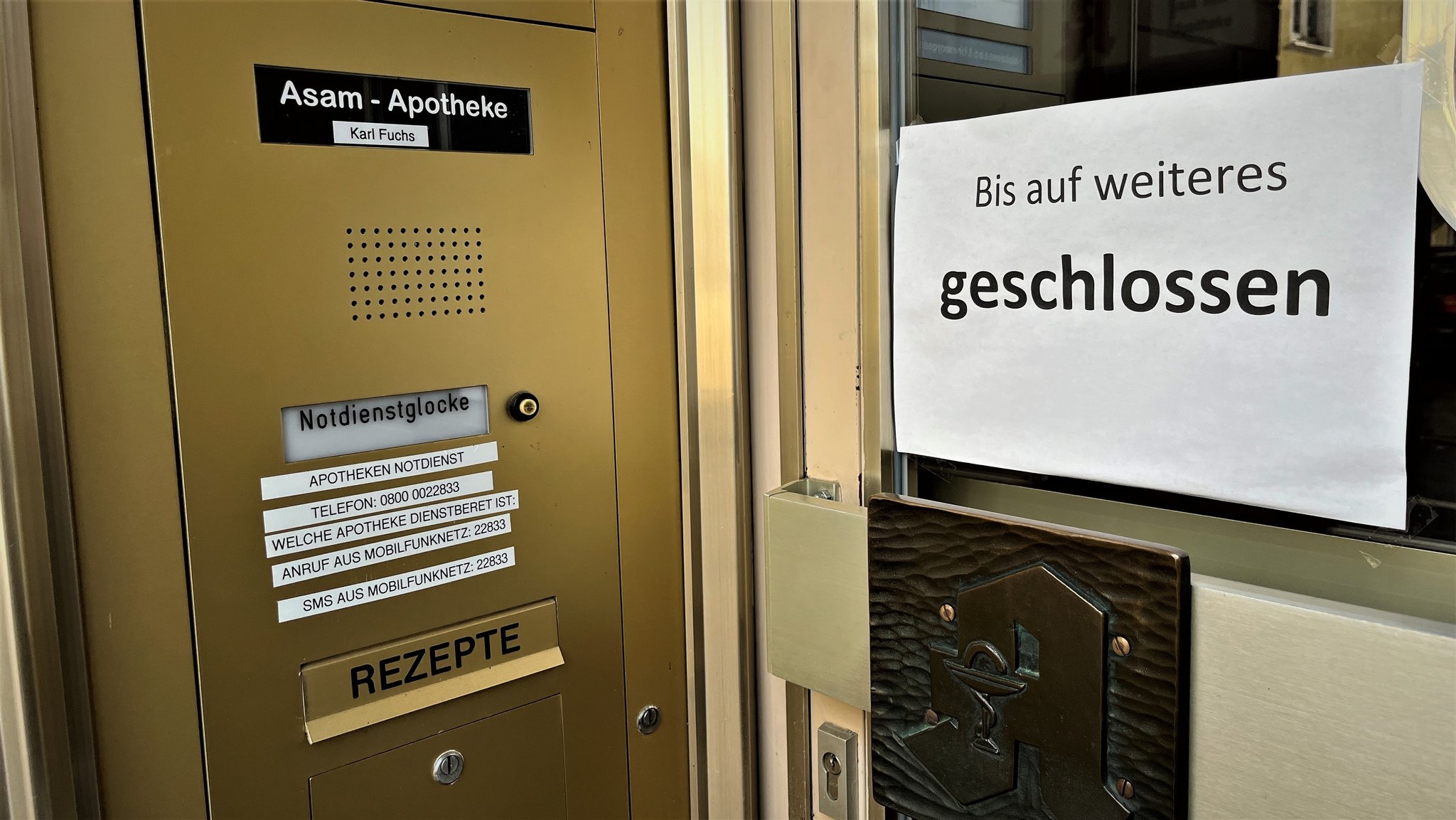 Die Asam-Apotheke in Rohr ist geschlossen, ein Schild an der Tür weist darauf hin.