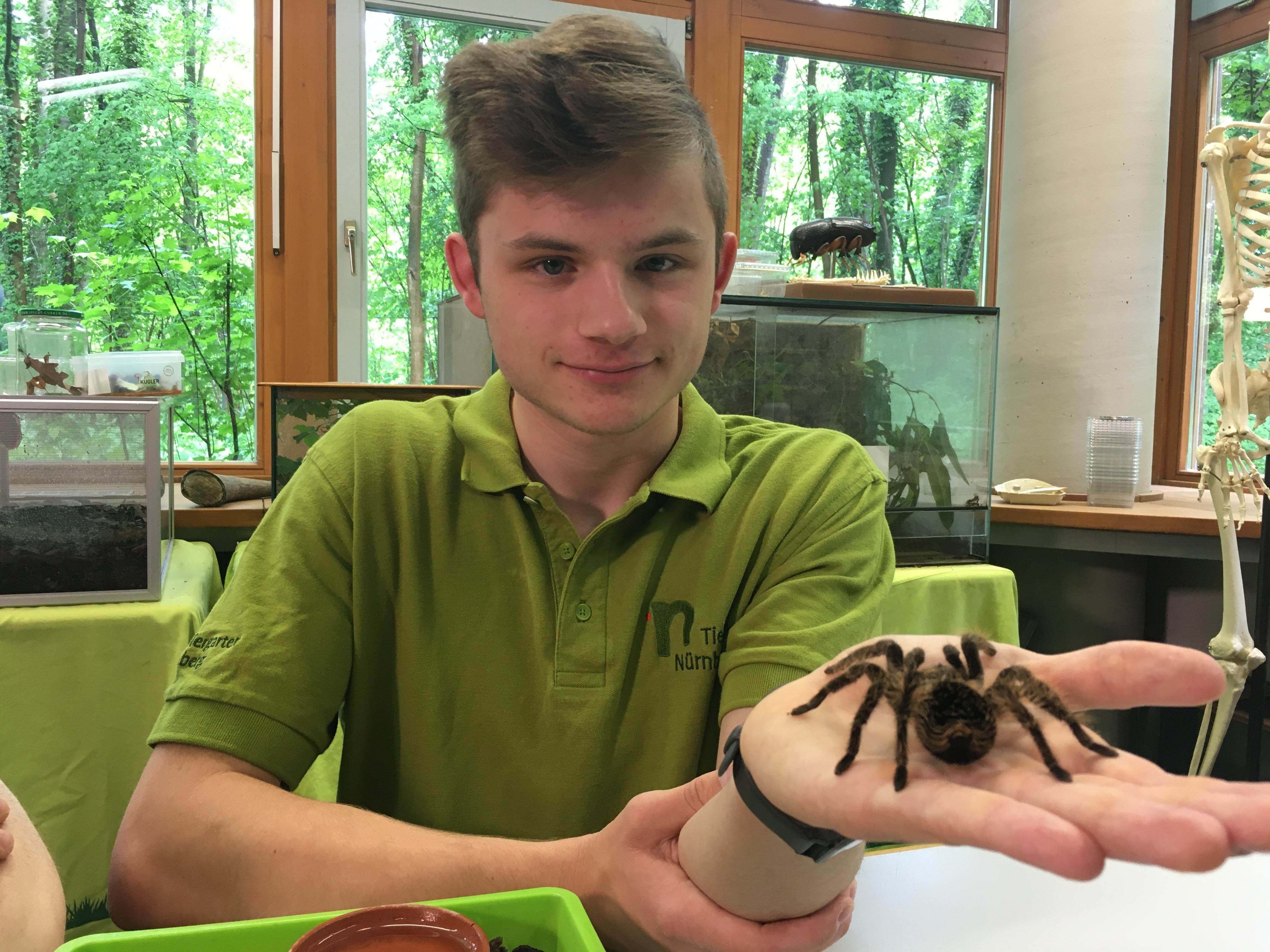 Ferdinand Schmid mit Vogelspinne Linda.