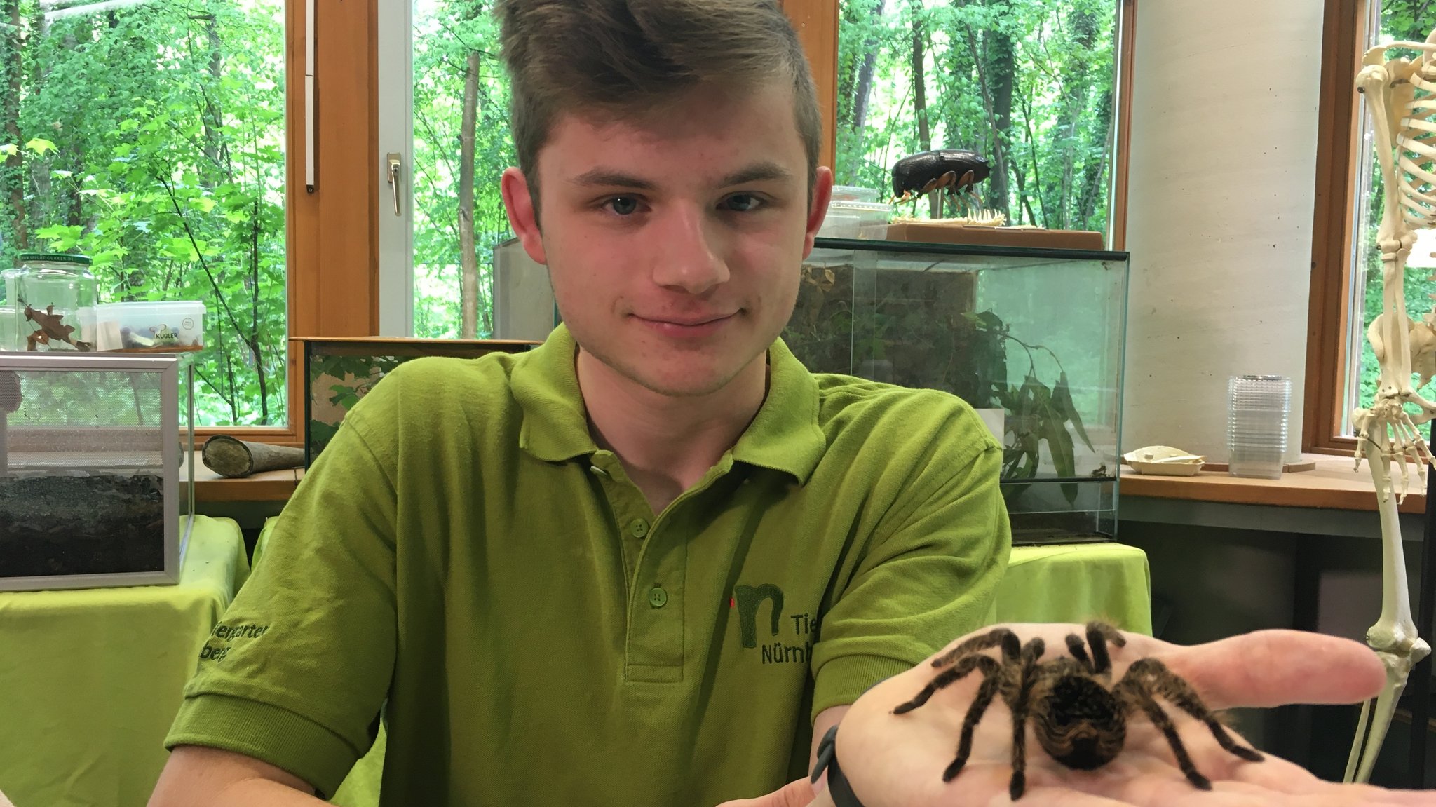 Ferdinand Schmid mit Vogelspinne Linda.