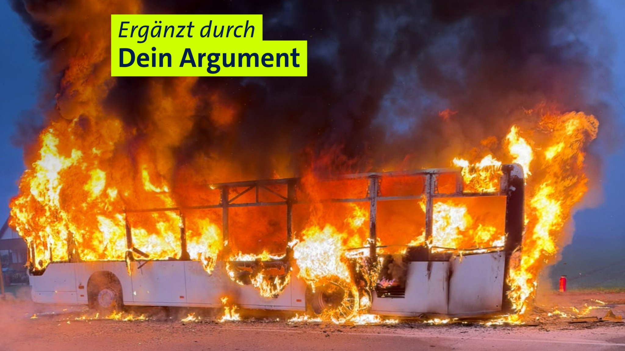 Schulbus im Einsatz brennt lichterloh in Hirschaid