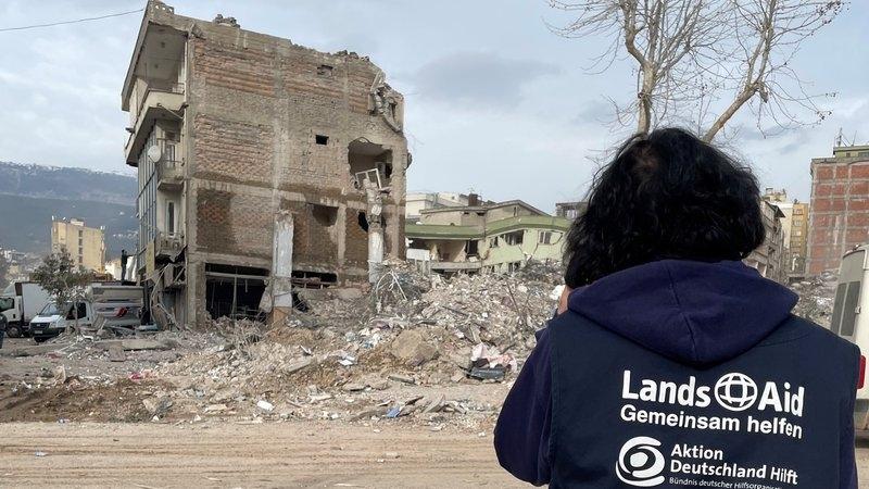 Eine Lands-Aid-Mitarbeiterin im Erdbebengebiet