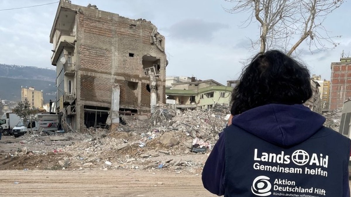 Eine Lands-Aid-Mitarbeiterin im Erdbebengebiet