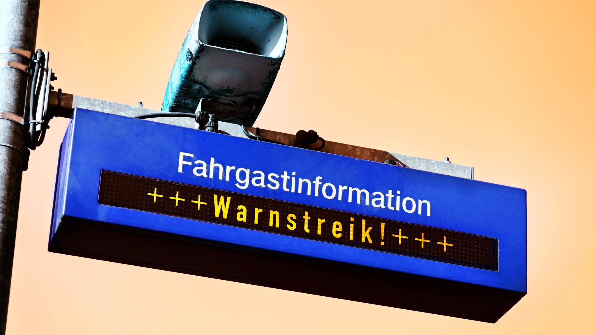 Symbolbild: Anzeige mit der Aufschrift "Warnstreik" 