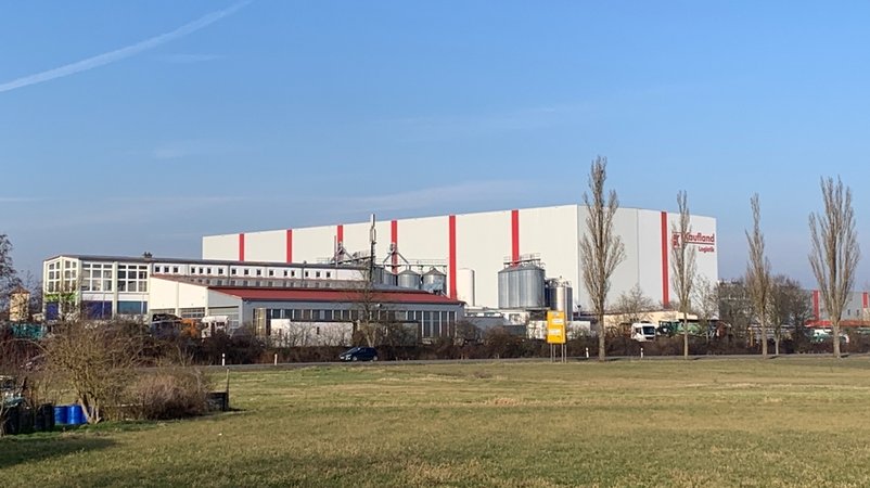 Das Kaufland-Zentrallager in Donnersdorf (Landkreis Schweinfurt) | Bild: BR / Norbert Steiche Das Kaufland-Zentrallager in Donnersdorf (Landkreis Schweinfurt)