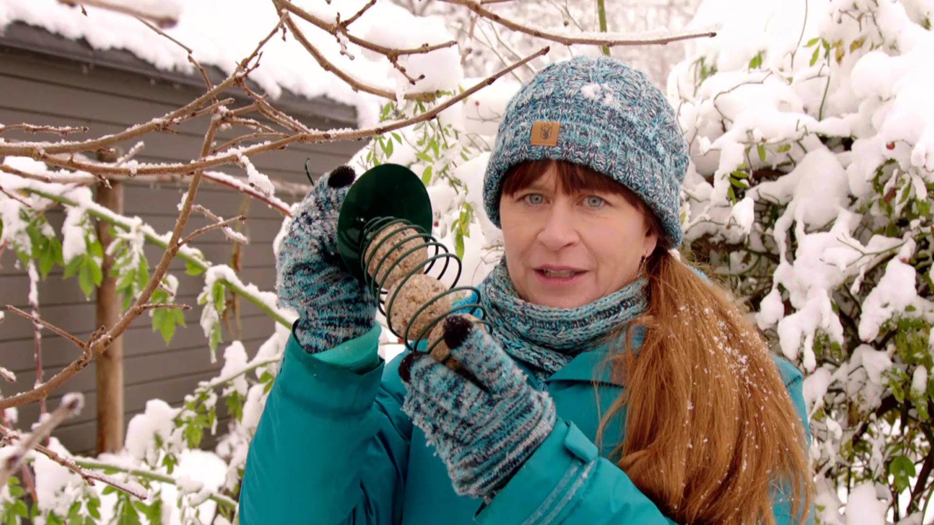 Querbeet-Expertin Sabrina Nitsche mit einem Futterspender in der Hand