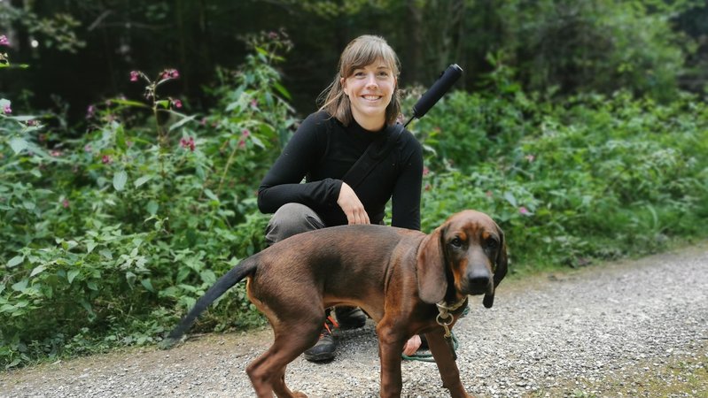 Lena Tausch mit Jagdhund Balu im Wald | Bild: BR/Hannah Krewer Lena Tausch mit Jagdhund Balu im Wald