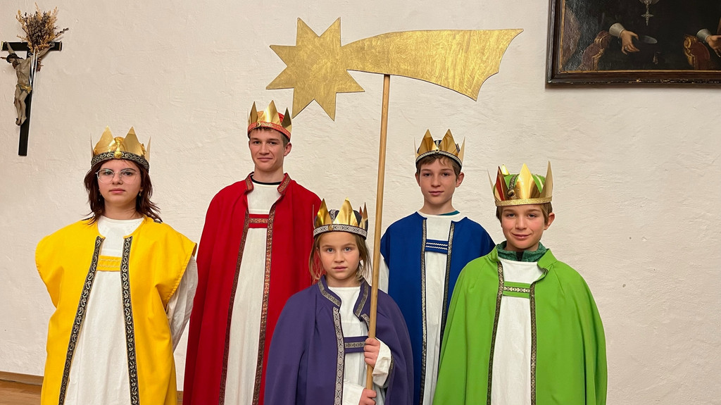 Die fünf Sternsingerinnen und Sternsinger aus Kempten werden beim Neujahresgottesdienst auf Papst Franziskus treffen.