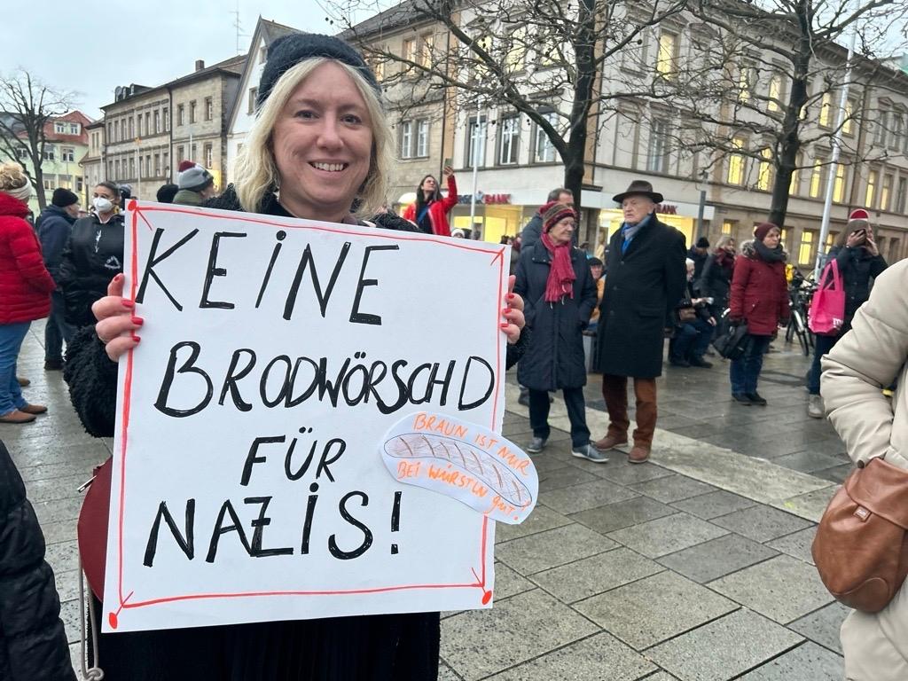 Gegen Rechtsextremismus sind in Bayreuth 3.000 Bürgerinnen und Bürger auf die Straße gegangen und damit mehr als erwartet. Der Protest gegen die AfD hält in Oberfranken also an. In Bamberg und Coburg gab es bereits Kundgebungen.