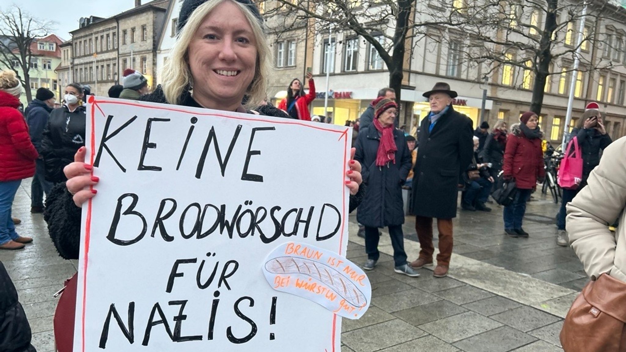 Gegen Rechtsextremismus sind in Bayreuth 3.000 Bürgerinnen und Bürger auf die Straße gegangen und damit mehr als erwartet. Der Protest gegen die AfD hält in Oberfranken also an. In Bamberg und Coburg gab es bereits Kundgebungen.