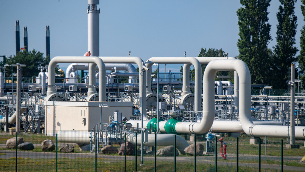 Rohrsysteme und Absperrvorrichtungen in der Gasempfangsstation der Ostseepipeline Nord Stream 1 und der Übernahmestation der Ferngasleitung OPAL (Ostsee-Pipeline-Anbindungsleitung) sind im Industriegebiet in Mecklenburg-Vorpommern zu sehen. 