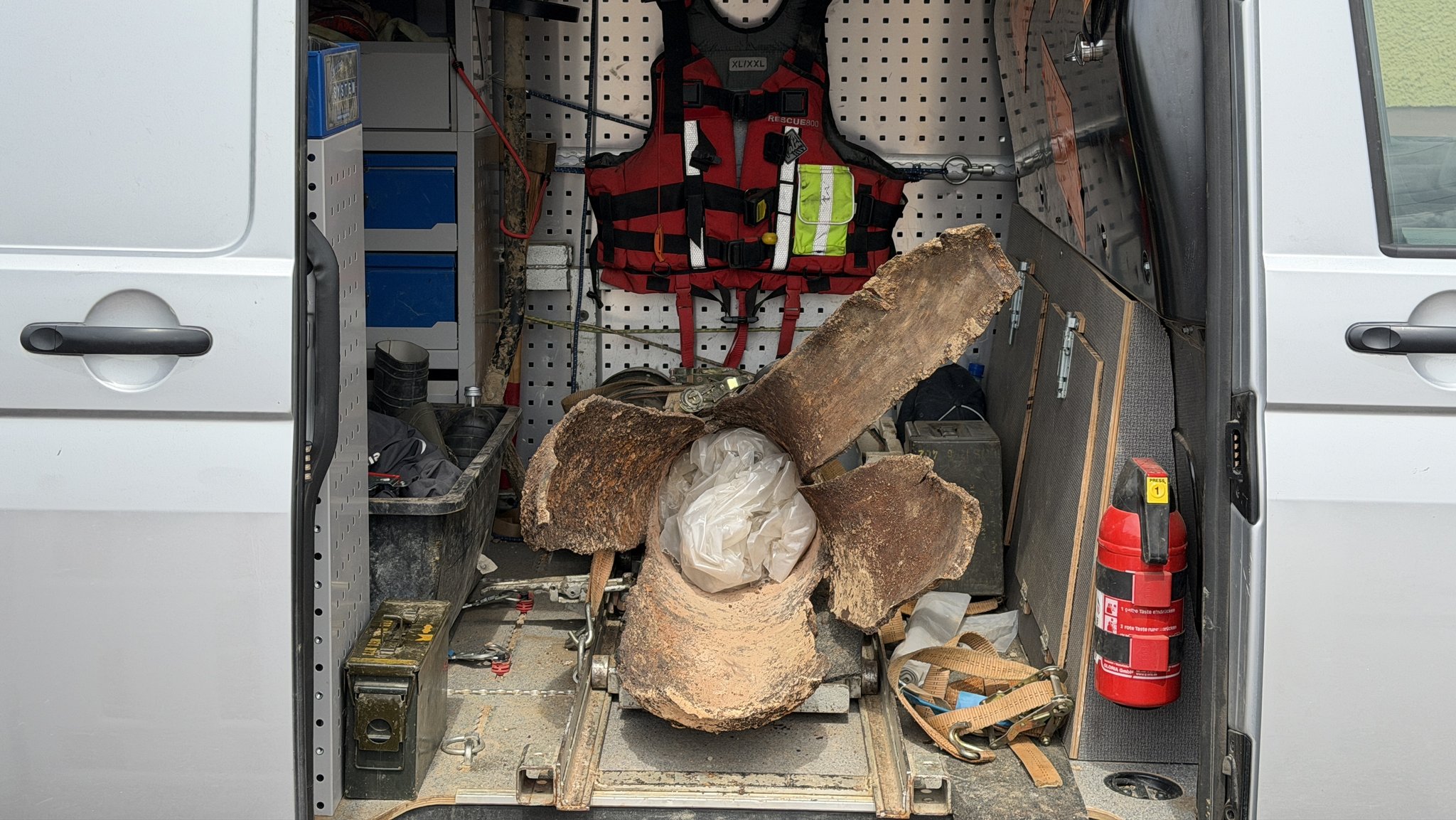 Die entschärfte Bombe liegt im Wagen des Sprengmeisters. | Bild: Vifogra Die entschärfte Bombe liegt im Wagen des Sprengmeisters.
