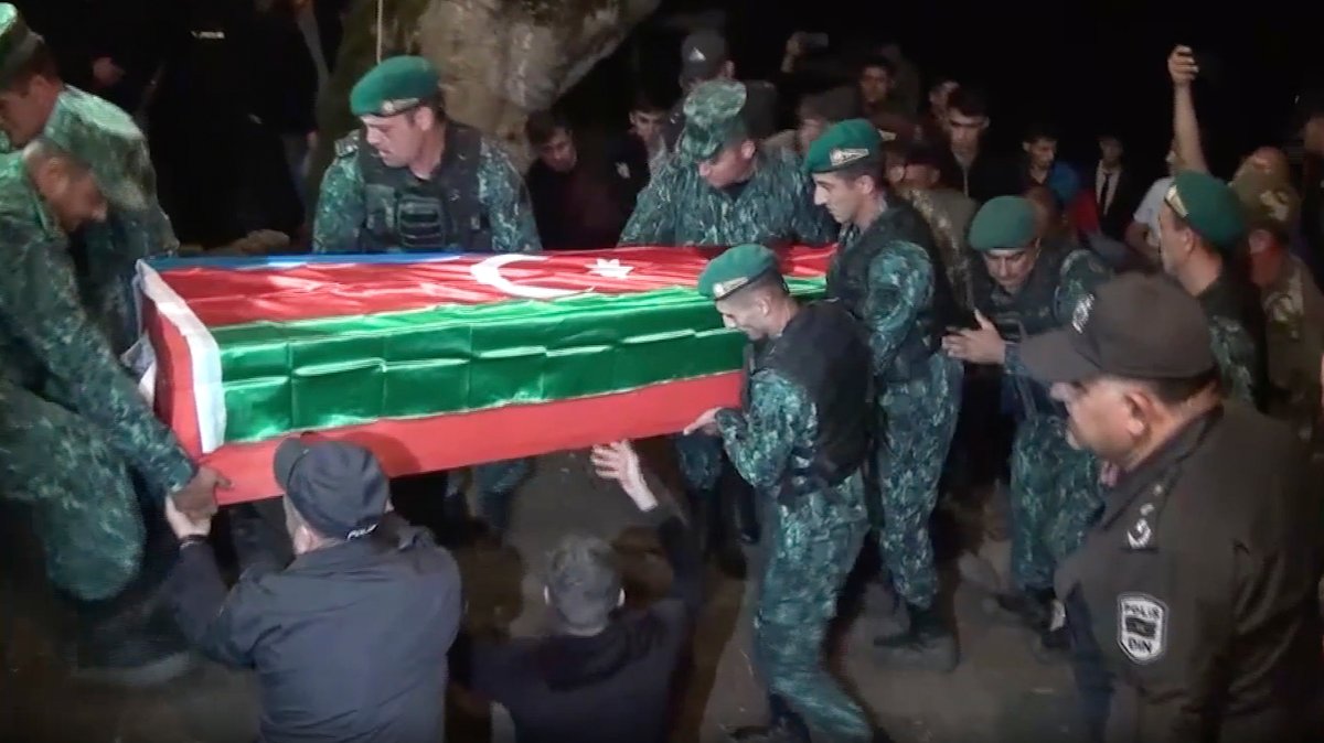 In diesem Videostandbild tragen Soldaten den Sarg eines getöteten aserbaidschanischen Soldaten während seiner Beerdigung.