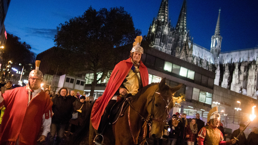 ARCHIV - 10.11.2017, Nordrhein-Westfalen, Köln: Der "Heilige Sankt Martin" reitet bei einem Martinszug am Dom vorbei. 