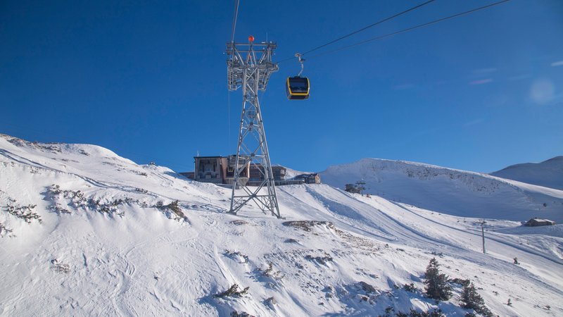 Kleinkabinenbahn kurz vor der Bergstation, Skigebiet Nebelhorn, Oberstdorf, Oberallgäu | Bild: picture alliance / imageBROKER | Hans-Werner Rodrian Kleinkabinenbahn kurz vor der Bergstation, Skigebiet Nebelhorn, Oberstdorf, Oberallgäu
