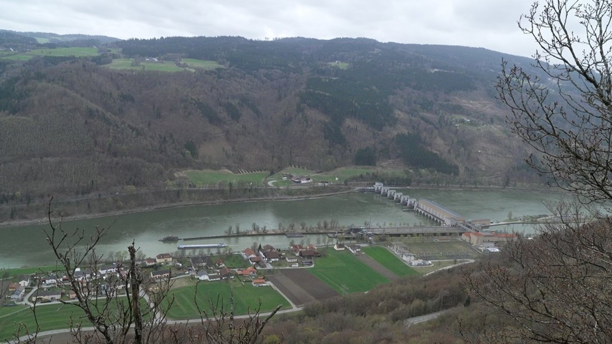 Blick auf das Wasserkraftwerk Jochenstein