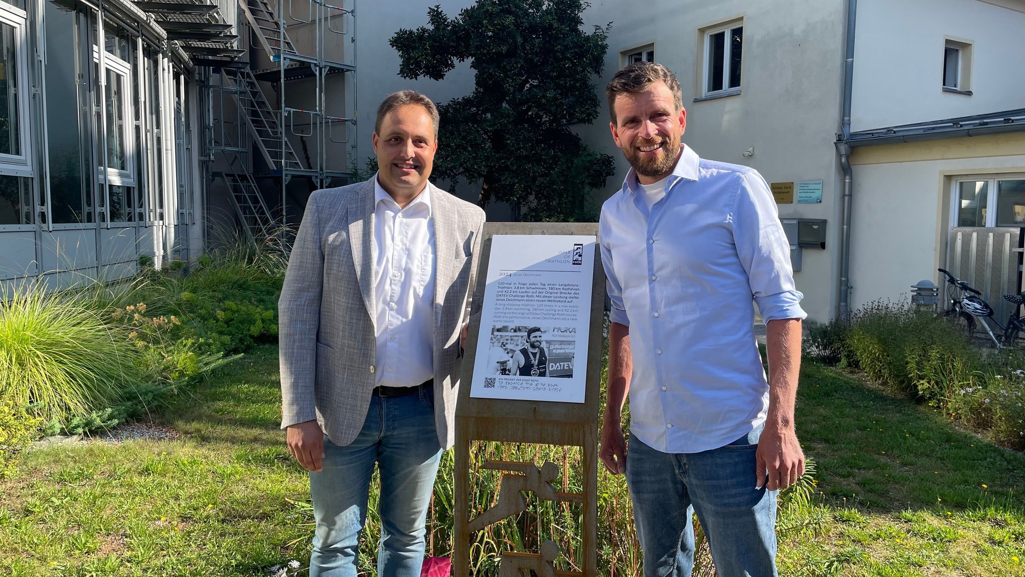 Jonas Deichmann (rechts) steht mit dem Rother Bürgermeister, Andreas Buckreus, an der Stele für Jonas Deichmann.