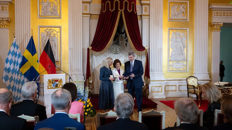Königin Silvia von Schweden mit Bayerns Sozialministerin Ulrike Scharf und Ministerpräsident Markus Söder | Bild: picture alliance/dpa | Sven Hoppe Königin Silvia von Schweden mit Bayerns Sozialministerin Ulrike Scharf und Ministerpräsident Markus Söder
