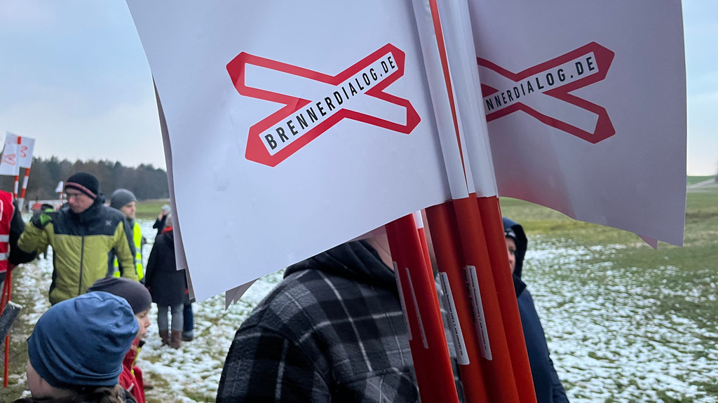 Mit roten Stäben markierten Protestierende den Verlauf der geplanten Zugtrasse Richtung Brenner-Tunnel