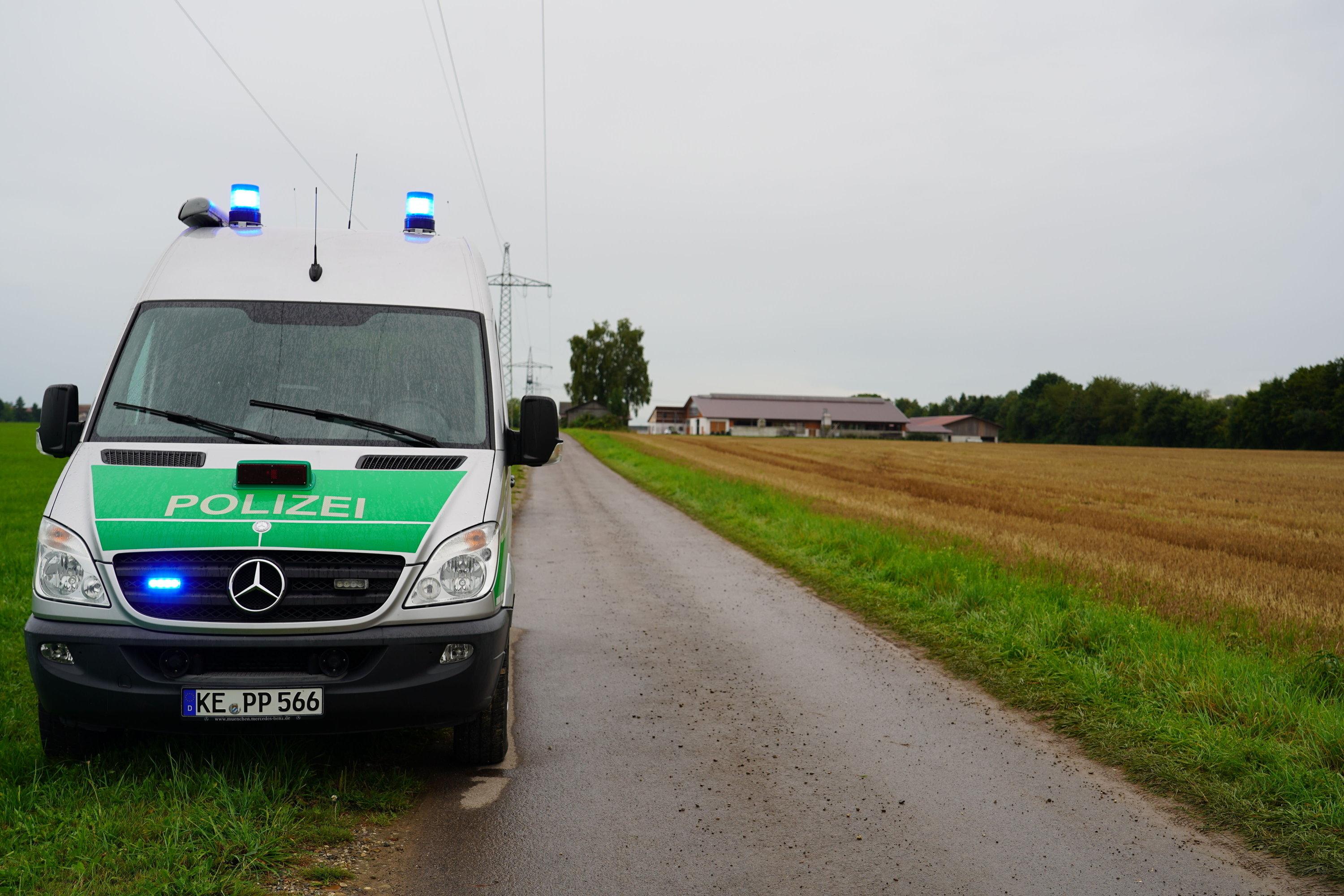 Ein Polizeibus in der Nähe der Leichen-Fundstelle bei Lauben.