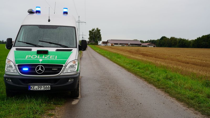 Ein Polizeibus in der Nähe der Leichen-Fundstelle bei Lauben. | Bild: dpa-Bildfunk/Braun Ein Polizeibus in der Nähe der Leichen-Fundstelle bei Lauben.