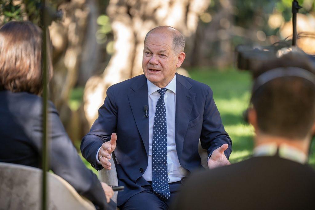 15.06.2024, Italien, Bari: Bundeskanzler Olaf Scholz (SPD), spricht bei einem TV-Interview nach Abschluss des Gipfels der G7-Staaten. Die Staats- und Regierungschefs der Industrienationen USA, Kanada, Großbritannien, Frankreich, Italien, Deutschland und Japan trafen sich zu ihrem jährlichen Gipfel in einem Luxushotel in Borgo Egnazia in Apulien im Süden von Italien. Foto: Michael Kappeler/dpa +++ dpa-Bildfunk +++