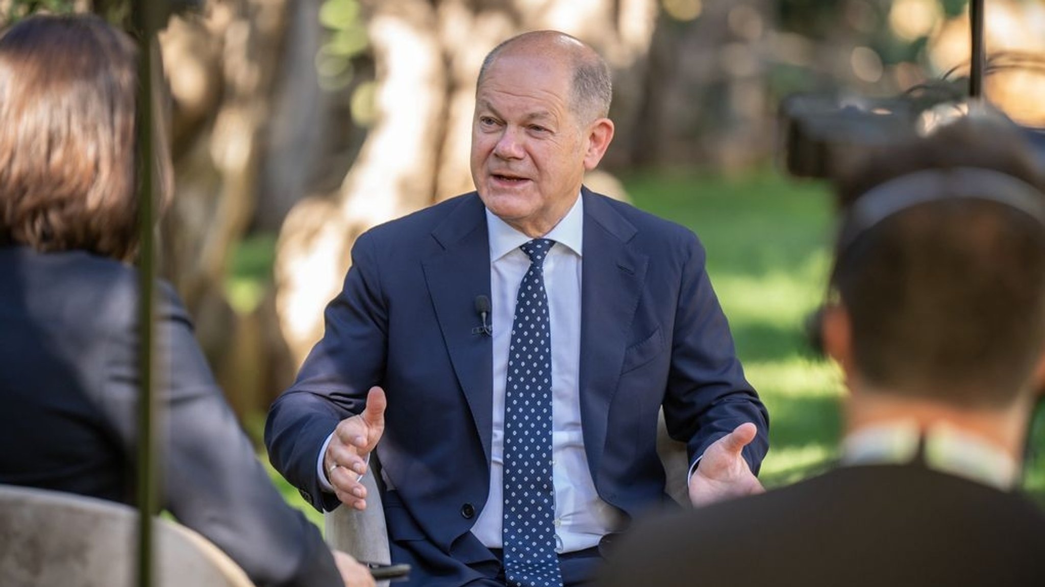 15.06.2024, Italien, Bari: Bundeskanzler Olaf Scholz (SPD), spricht bei einem TV-Interview nach Abschluss des Gipfels der G7-Staaten. Die Staats- und Regierungschefs der Industrienationen USA, Kanada, Großbritannien, Frankreich, Italien, Deutschland und Japan trafen sich zu ihrem jährlichen Gipfel in einem Luxushotel in Borgo Egnazia in Apulien im Süden von Italien. Foto: Michael Kappeler/dpa +++ dpa-Bildfunk +++