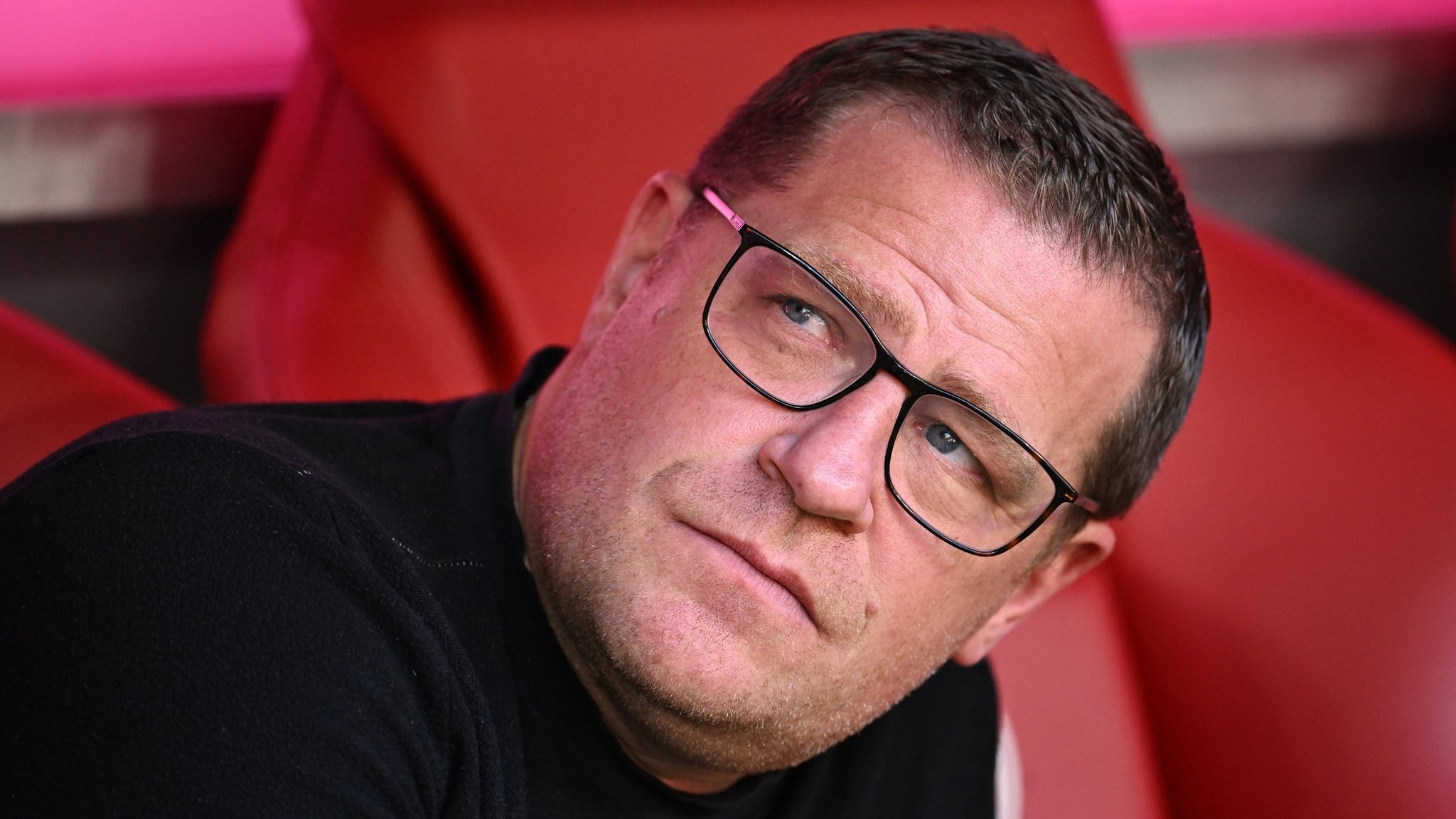 12.05.2024, Bayern, München: Fußball: Bundesliga, Bayern München - VfL Wolfsburg, 33. Spieltag in Allianz Arena, Münchens Sportvorstand Max Eberl vor dem Spiel. WICHTIGER HINWEIS: Gemäß den Vorgaben der DFL Deutsche Fußball Liga bzw. des DFB Deutscher Fußball-Bund ist es untersagt, in dem Stadion und/oder vom Spiel angefertigte Fotoaufnahmen in Form von Sequenzbildern und/oder videoähnlichen Fotostrecken zu verwerten bzw. verwerten zu lassen. (zu dpa: «Eberl über lange Trainersuche: «Das ärgert uns»») Foto: Lukas Barth/dpa +++ dpa-Bildfunk +++