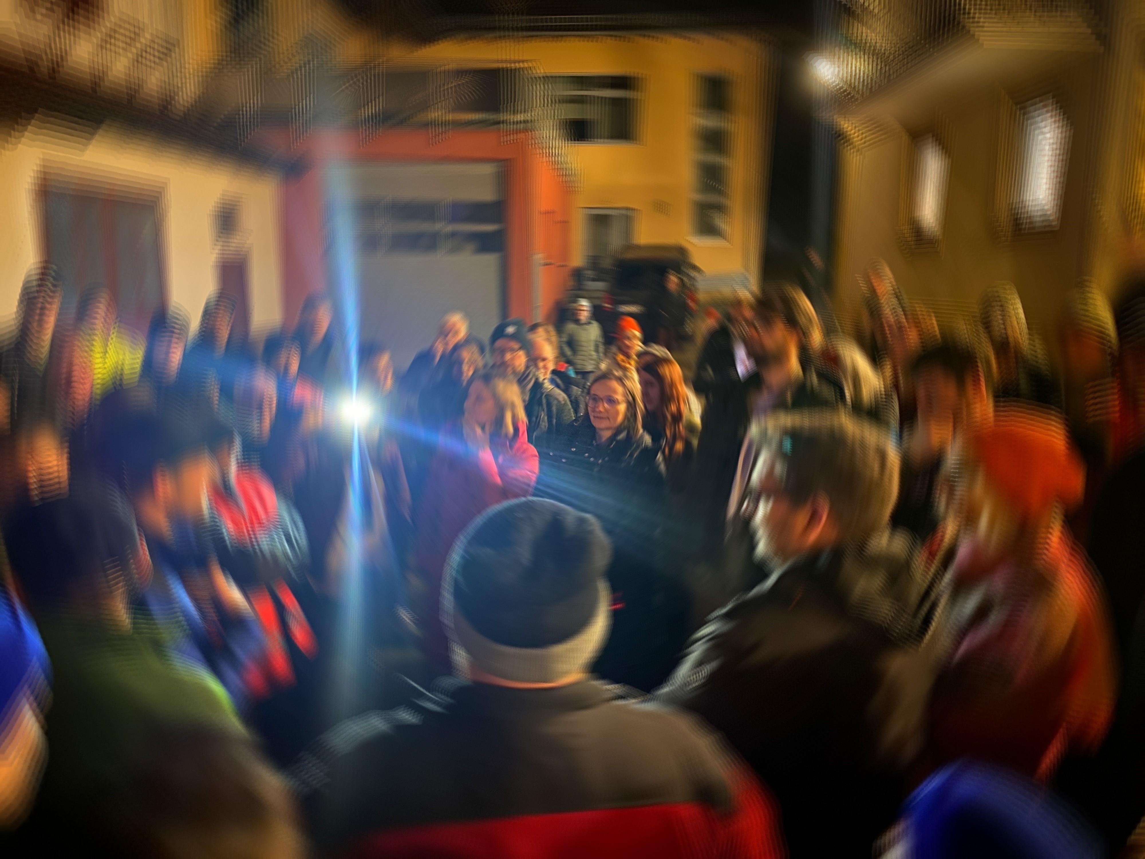 Lisa Badum und Ursula Sowa von den Grünen umringt von rund 170 demonstrierenden Landwirten und Vertreterinnen und Vertretern des Mittelstands. 