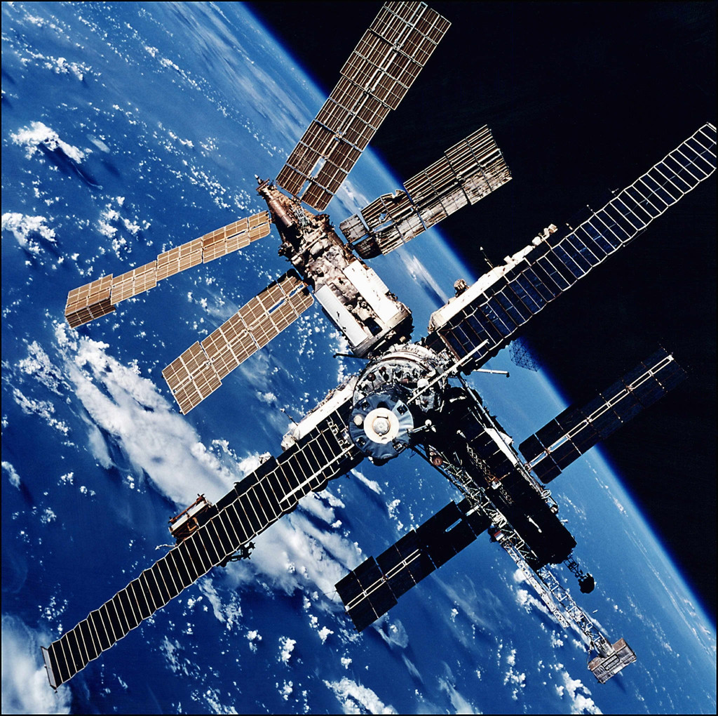 Die russische Raumstation Mir über dem blauen Erdball.