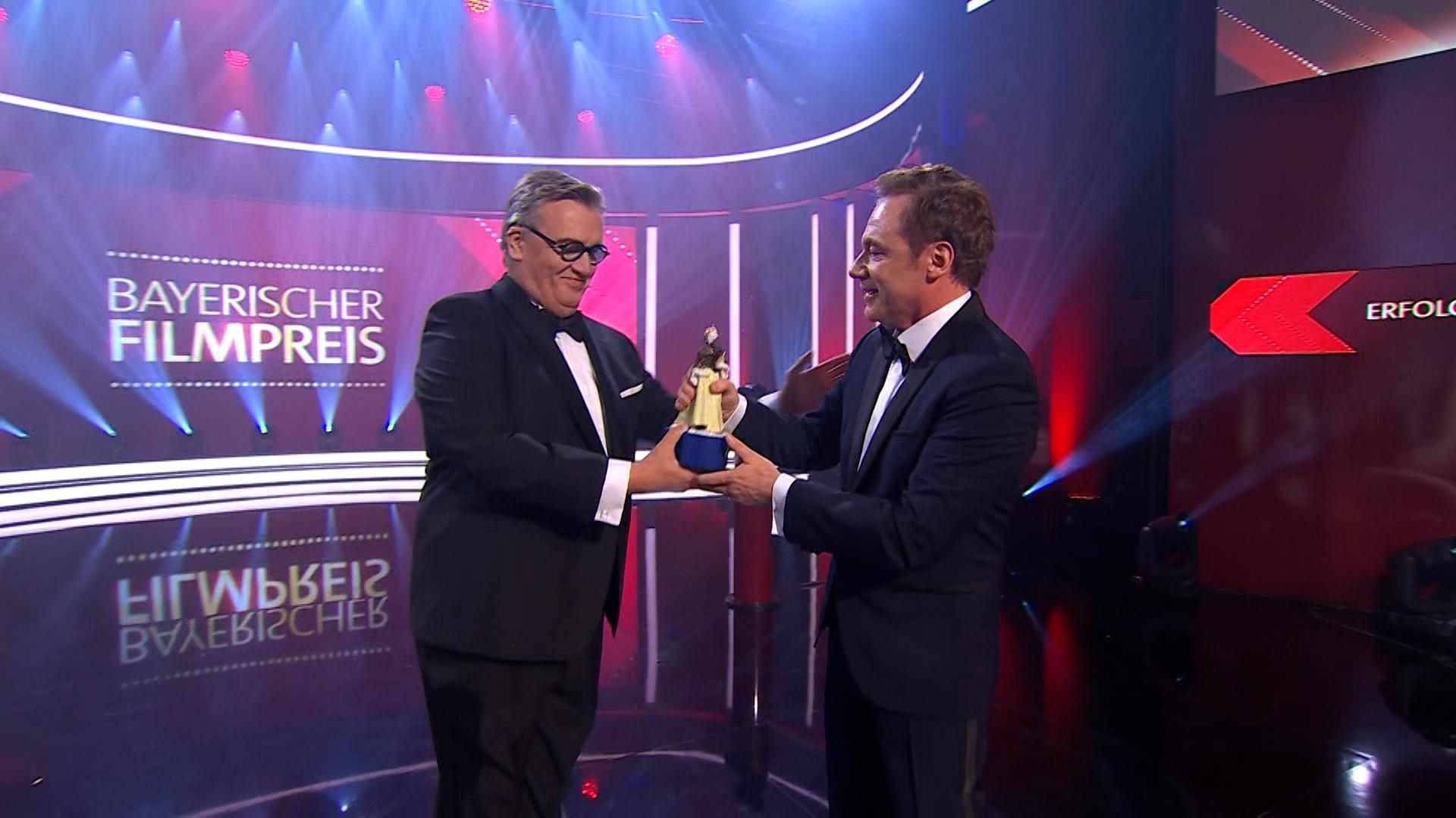 Momentan wird gefeiert im Münchner Prinzregententheater. Aber vor der Verleihung der bayerischen Filmpreise war heute erstmal frieren angesagt für die Gäste: denn der rote Teppich liegt vor dem Theater.