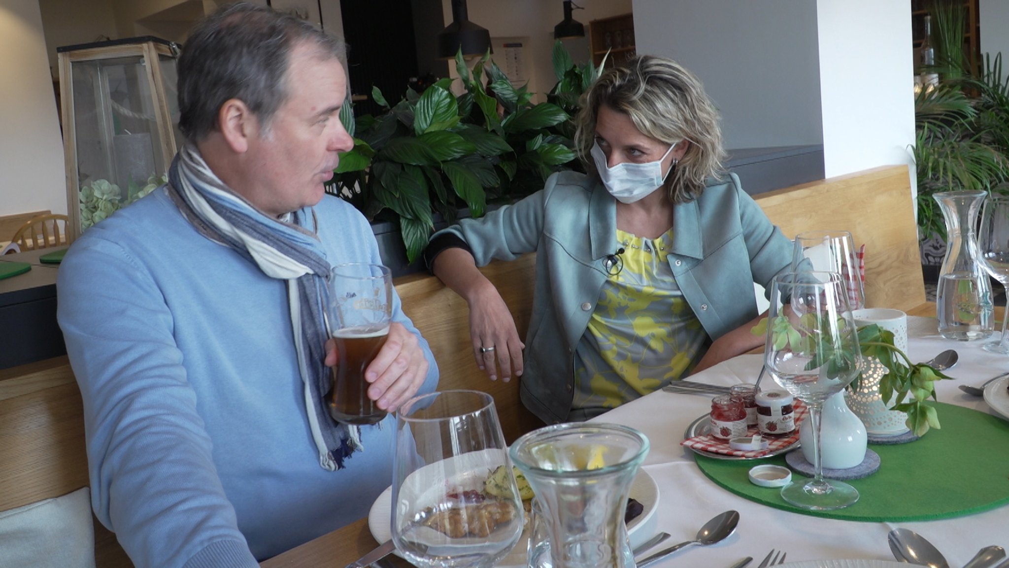 Die Restaurantchefin (Stefanie Nömeier) beruhigt den Gast (Andreas Kern) , indem sie sich zu ihm setzt und verständnisvoll mit ihm redet. Das Mittagessen , Schnitzel und Kartoffelsalat, ist fast aufgegessen