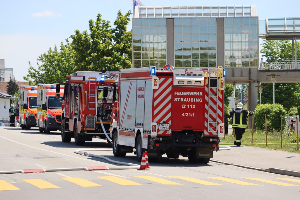 Feuerwehrfahrzeuge und Rettungswagen stehen vor dem Klinikum
